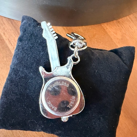 Vintage Pink Guitar Keychain Watch - Picture 4 of 4
